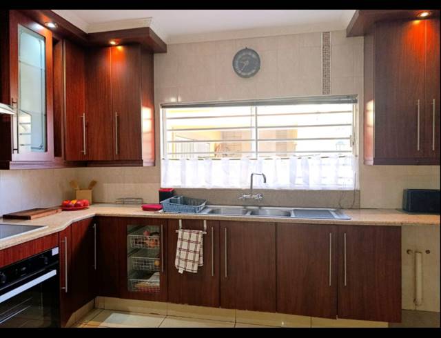 5 BEDROOM HOUSE FOR SALE IN BRACKENHURST
